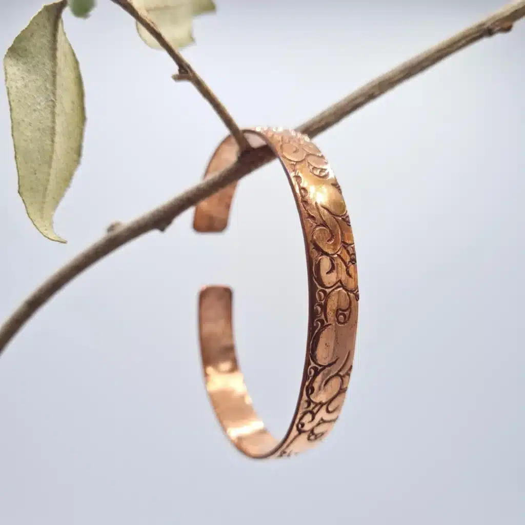 porte bonheur grigri pour attirer la chance bracelet cuivre gravure tibetaine