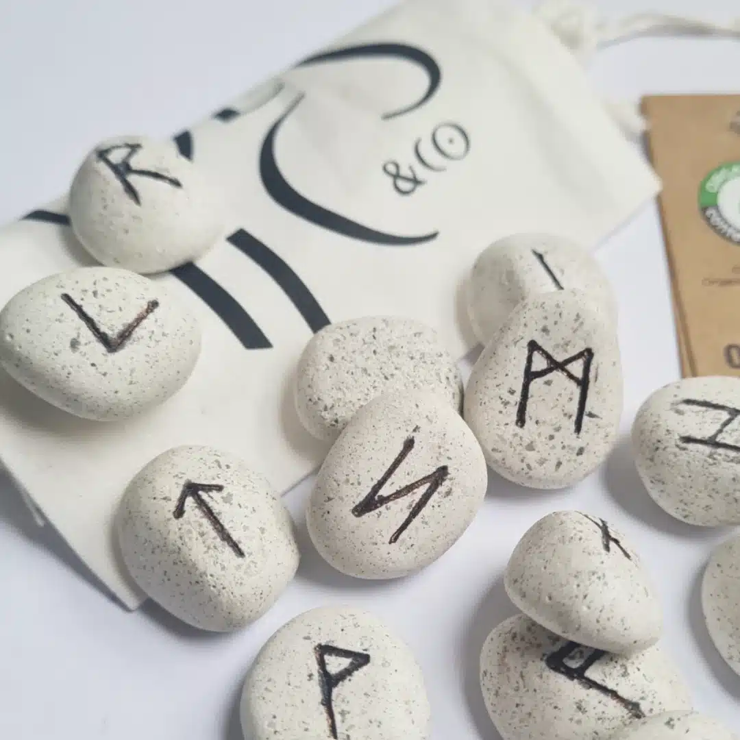 runes divinatoires en céramique "intuition"