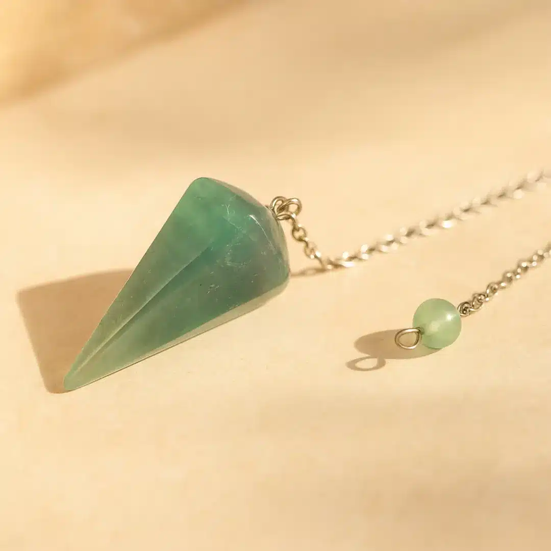 Pendule divinatoire conique en fluorite naturelle avec chaîne argentée